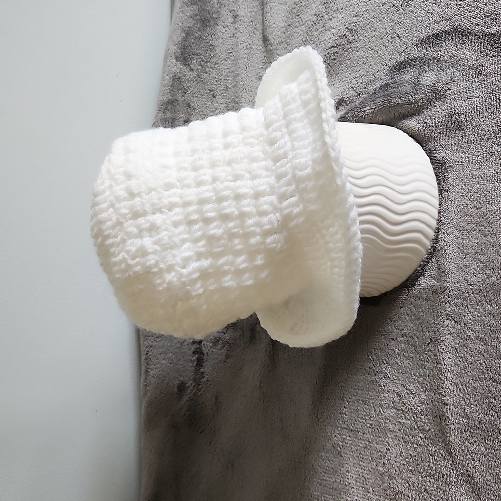 Handmade Crotched, White w Sparkles, 19 1/2" Circumference , 18-36 Mos.
